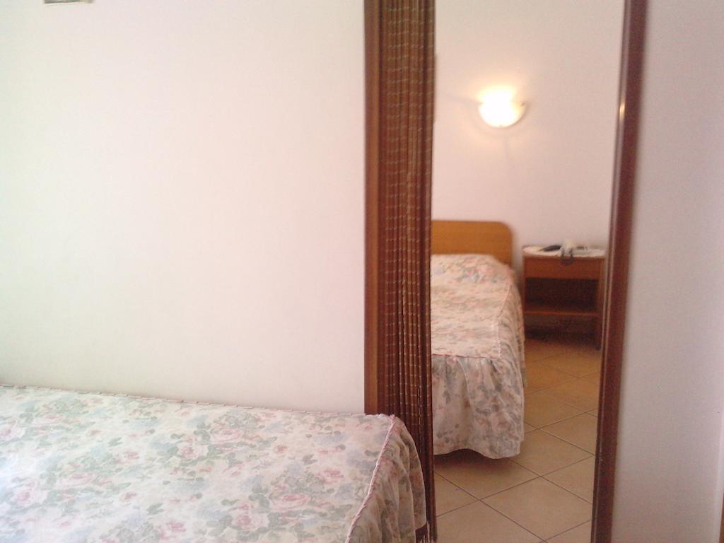 Residencial Nosso Paraiso Bed & Breakfast Quarteira Oda fotoğraf