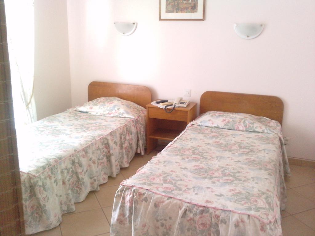Residencial Nosso Paraiso Bed & Breakfast Quarteira Oda fotoğraf