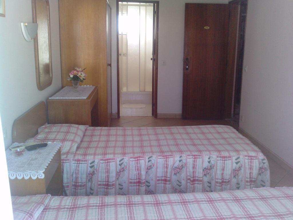 Residencial Nosso Paraiso Bed & Breakfast Quarteira Oda fotoğraf