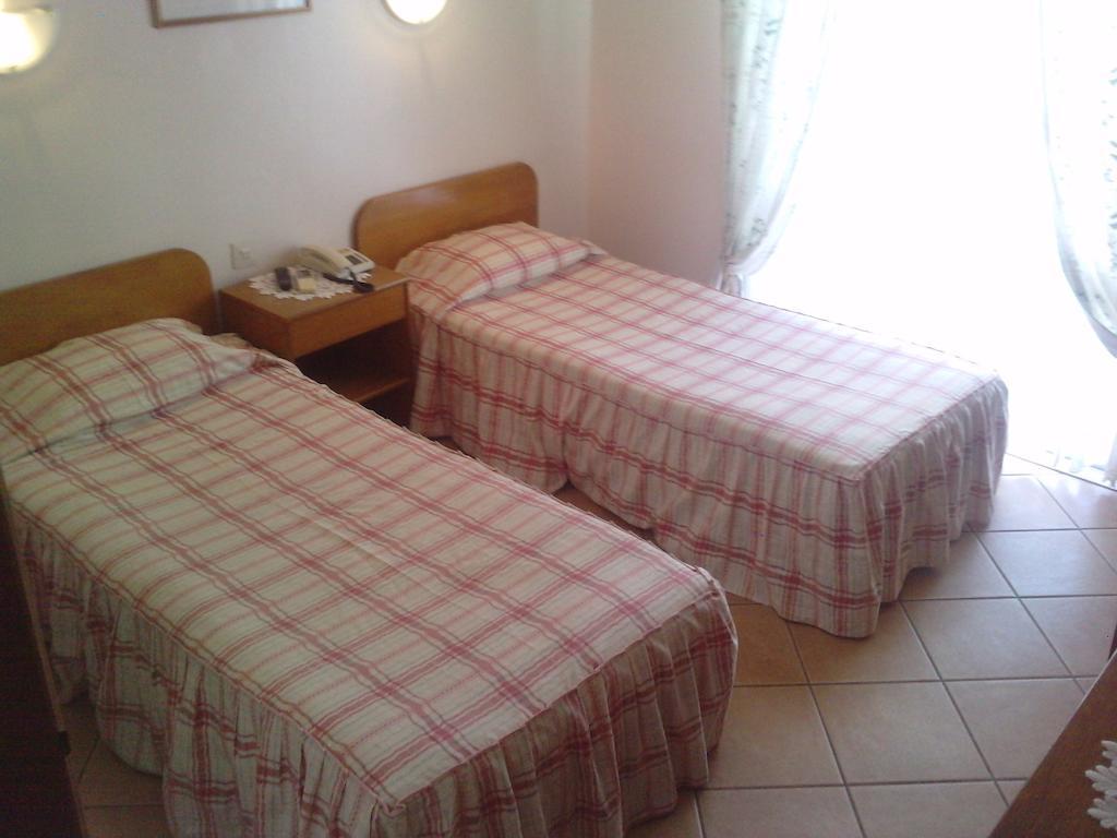 Residencial Nosso Paraiso Bed & Breakfast Quarteira Oda fotoğraf