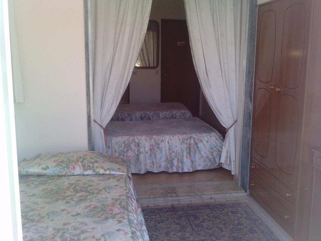 Residencial Nosso Paraiso Bed & Breakfast Quarteira Oda fotoğraf